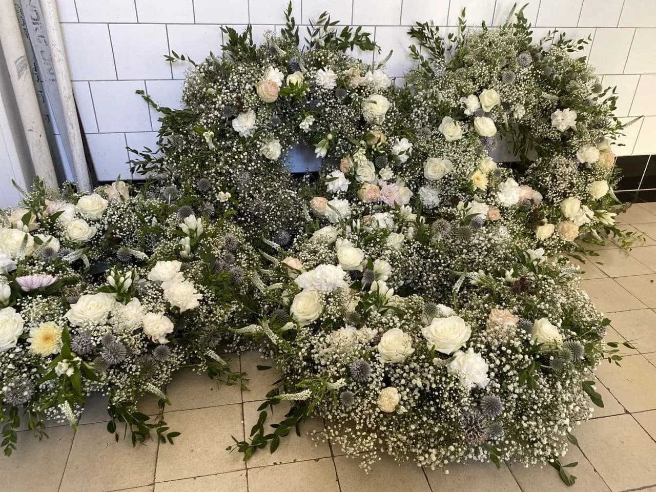 Velká bílá aranžmá s gypsophilou připravená na event